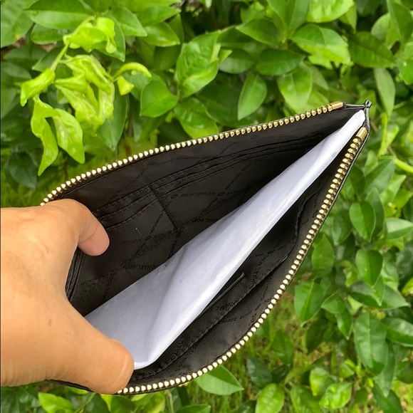 Michael Kors Jet Set Black Clutch Wristlet - Picture 2 of 7